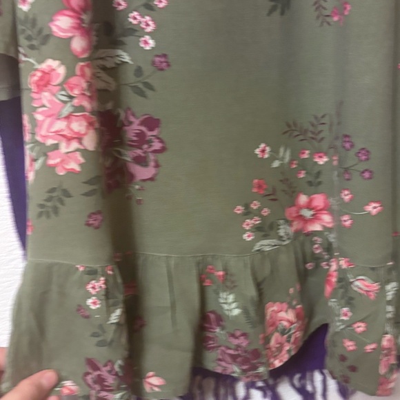 Woman’s green flower print peasant top blouse from Terra Sky - Picture 8 of 14